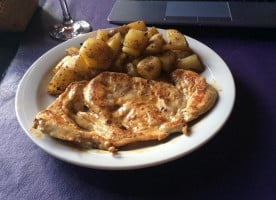 Resto Bar Cau Cau food