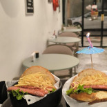 I Love Hotdogs Cafe Snack Dentro