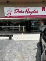 Doña Haydeé outside