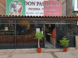 Don Pasquale outside