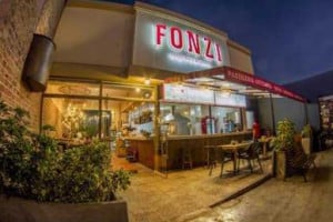 Fonzi Sangucheria & Cafeteria outside