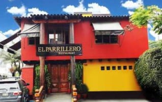 El Parrillero outside