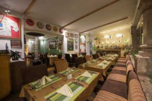 Yuraq Restaurant Bar inside