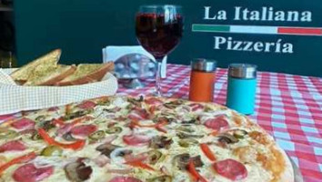 La Italiana Pizzería food
