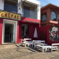 Crepas outside