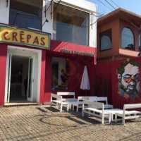 Crepas outside