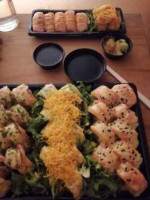 Pez Globo Sushi And Salads food