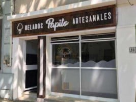 Helados Papito outside