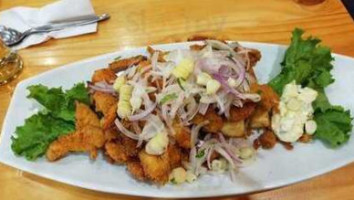 El Delfin Dorado inside