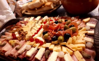 El Bodegón Fiambrería Y Vineria food