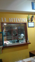 Pizzería La Auténtica inside