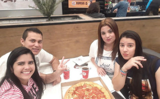 Pizza Hut Mercaderes food