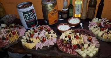 Ampi Sandwiches Fiambres, Quesos Vinos food