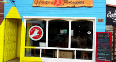 Hecho A Mano Patagonia Café outside