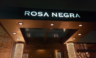 La Rosa Negra outside