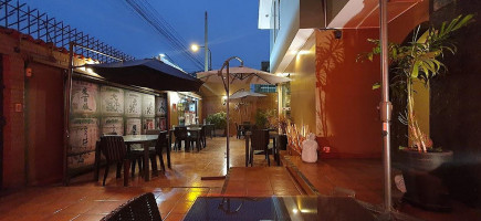 Hana Sushi outside