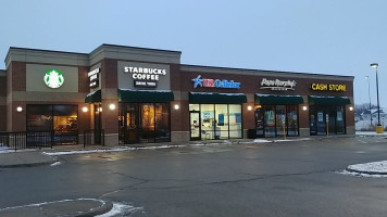 Evaristo Break Coffee outside