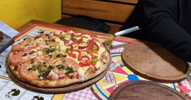 Pizza Fava Cipolletti food