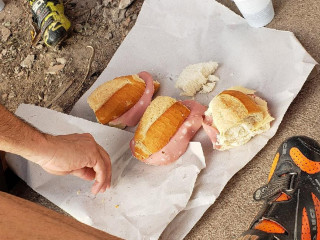 El Cadillo Drugstore, Y Hospedaje